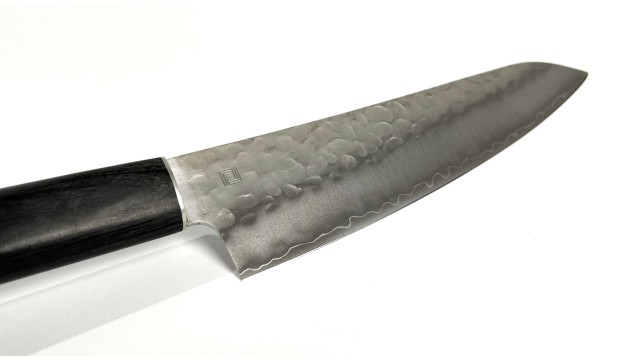 Shizu Hamono Yamato Santoku: Un Coltello Multifunzione per la Cucina.